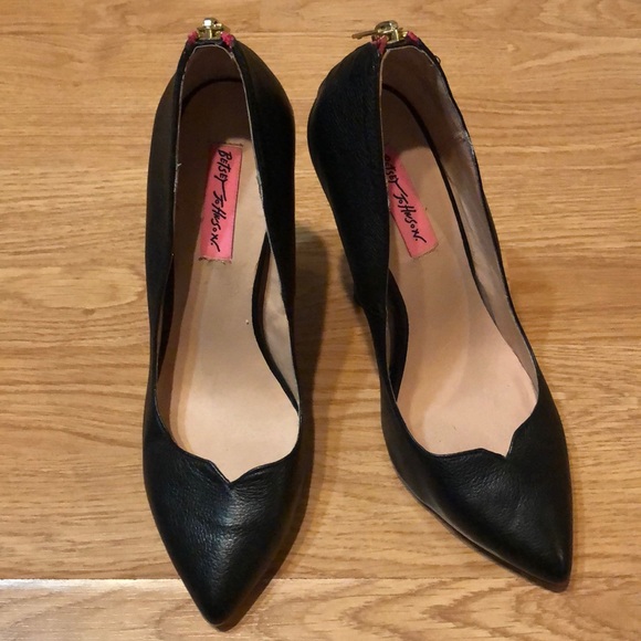 betsey johnson pumps